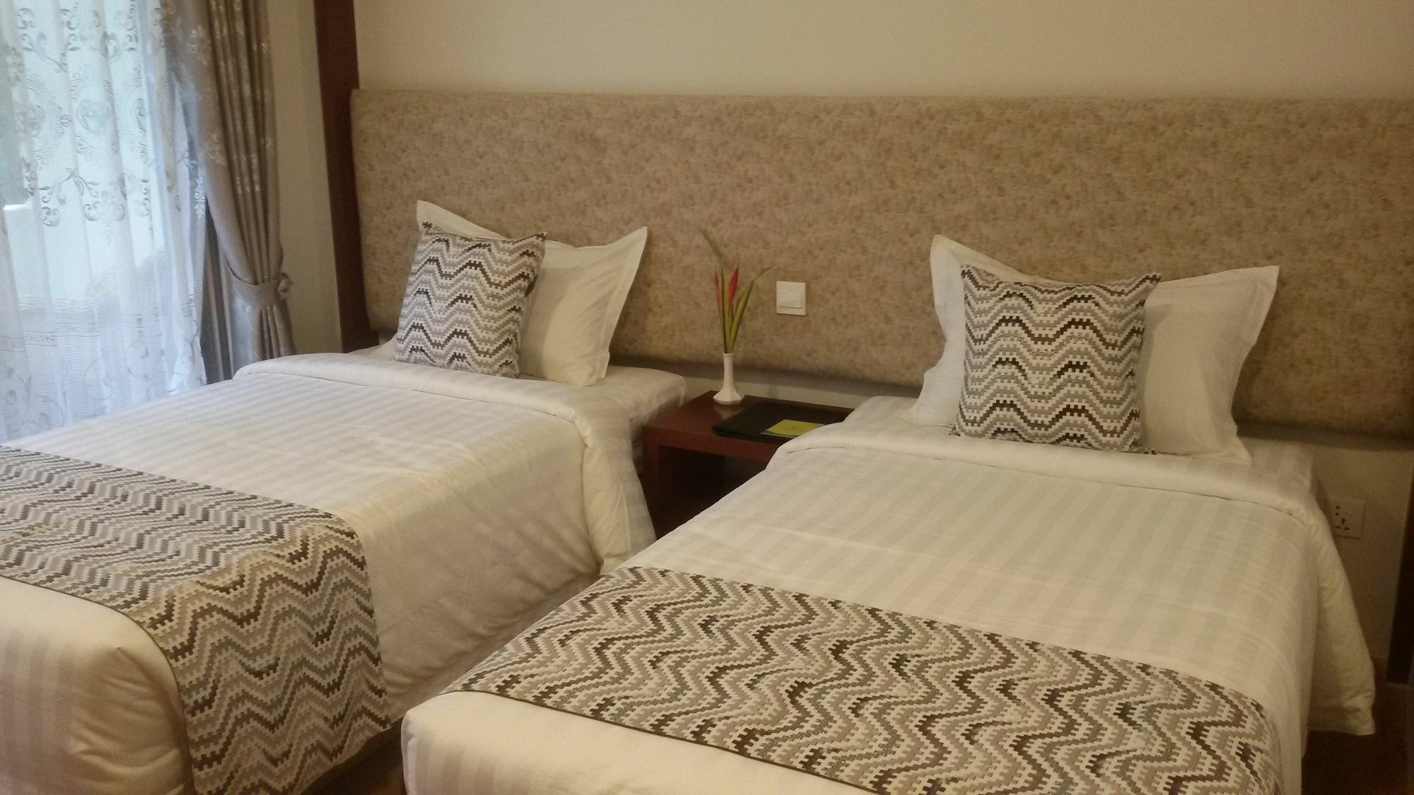Palm Spring Resort Янгон Екстериор снимка